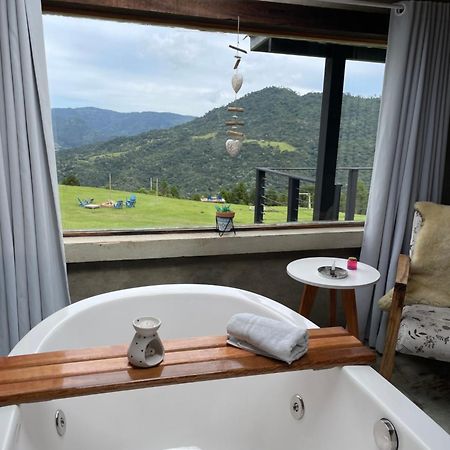 Pousada Colina Dos Ventos - Cabana Monte! Урубиси Екстериор снимка
